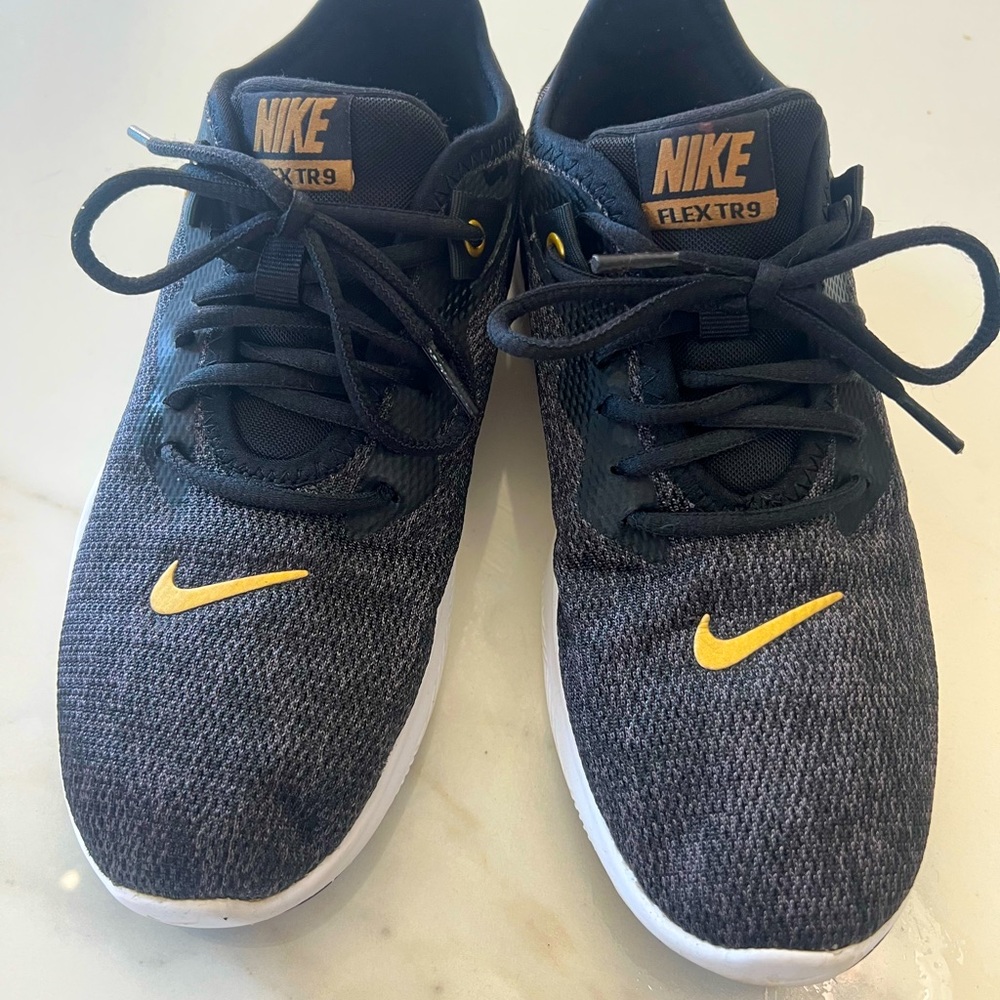 Womens size 7 nike flex tr9